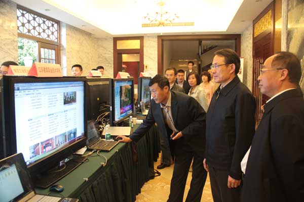 袁德明主任在我校展台前向教育厅沈健厅长、杨湘宁副厅长汇报信息化建设成果